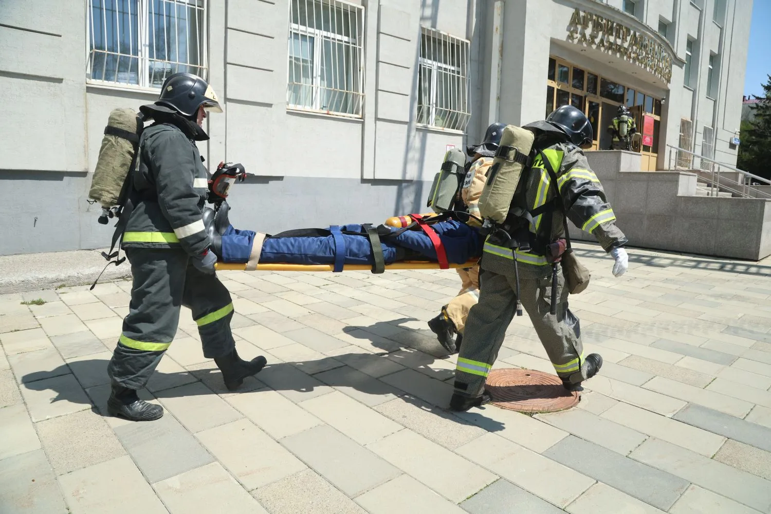 На фото сотрудники МЧС уносят на носилках манекен после посадки на Куб жизни.